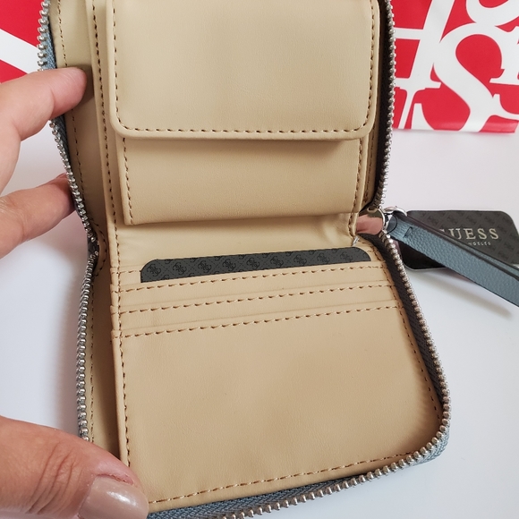 New Guess Wallet - Picture 6 of 6